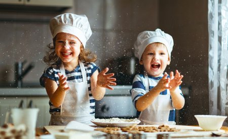 Niños jugando con la comida