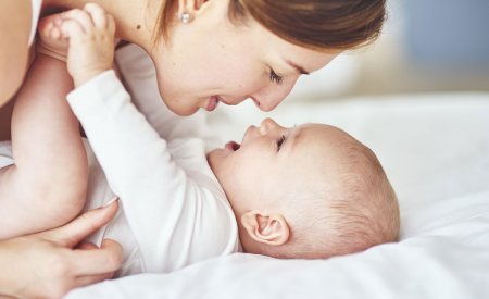 Mujer jugando con su bebe 