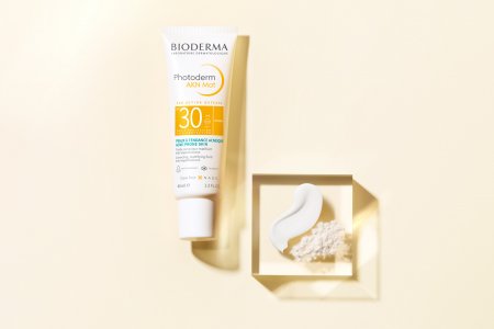Product presentation Photoderm AKN Mat SPF30, sun protection for acne-prone skin by reducing sebum production and long-term mattifying action